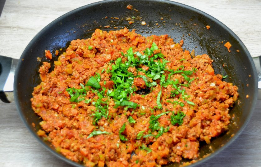 1. Этап. Тальятелле болоньезе: Добавьте в соус базилик, посолите по вкусу. Одновременно поставьте воду для отваривания тальятелле. Отваривайте тальятелле с момента закипания не более 2-3 минут, так как свежая паста готовится практически моментально, переваривать ее не следует.