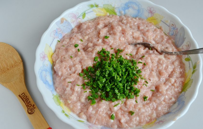 1. Этап. Французские колбаски Буден Бланк: 5. Положите лук. Перемешайте.