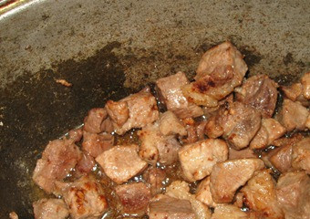 1. Этап. Рагу по-венгерски: Мясо тушите под крышкой на слабом огне, 35-40 минут.