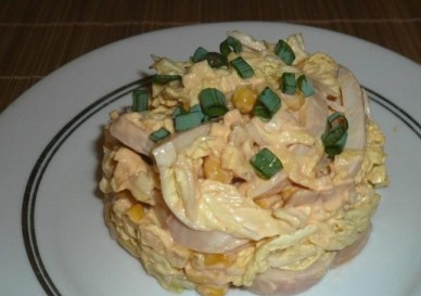 1. Этап. Салат из кальмаров и пекинской капусты: С помощью кулинарного кольца красиво выкладываем салат на тарелку и подаем к столу. Можно украсить его зеленью.