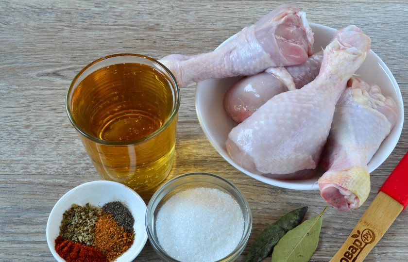 1. Этап. Куриные ножки в пивном рассоле: Подготовьте все необходимые ингредиенты. Куриные ножки промойте, удалите возможные перышки. Обсушите голени бумажными полотенцами.