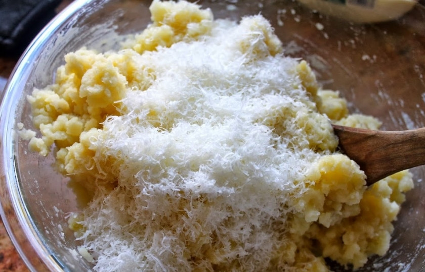 1. Этап. Пирог с моцареллой и ветчиной: Шаг 4. Добавьте пармезан (можно заменить его на любой другой твердый сыр).