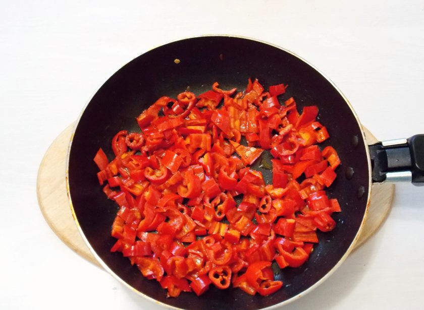 1. Этап. Паста Том Ям: Перец вымойте и обсушите. Обрежьте плодоножку, разрежьте пополам и удалите семена. Порежьте чеснок на кусочки и положите в сковородку после овощей. Обжаривайте на среднем огне в течение 3-4 минут.