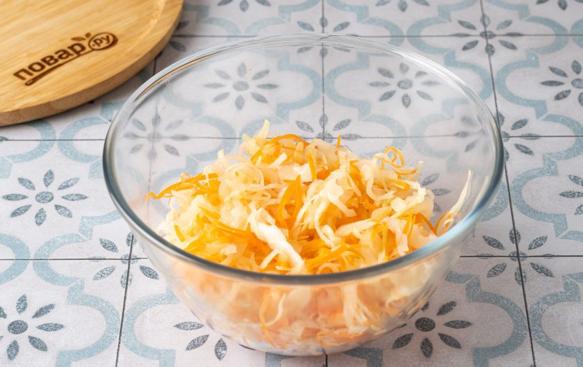 1. Этап. Салат из свежей капусты и моркови: Слейте горячую воду. Овощи слегка отожмите и переложите обратно в миску.