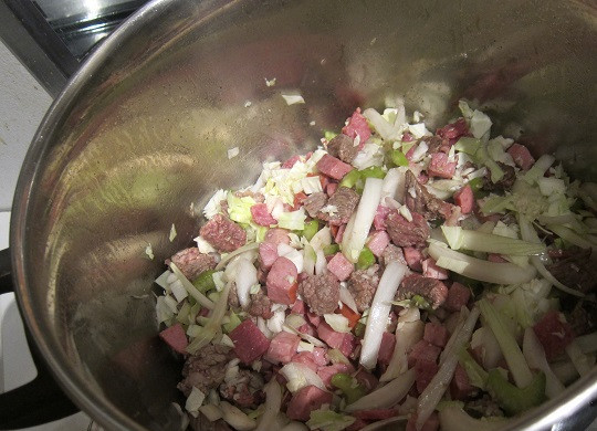 1. Этап. Солянка колбасная: 2. Добавьте в кастрюлю нарезанный лук. Также в данном случае добавлен измельченный сельдерей. Продолжайте жарить еще около 5 минут.