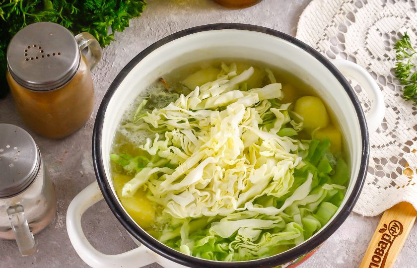 1. Этап. Молочный суп с капустой и картофелем: Нарежьте капусту мелкими лентами и добавьте в емкость к отварному картофелю.