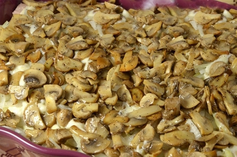 1. Этап. Свинина с овощами под соусом Бешамель: Следующий слой — это слой из грибов и соуса.