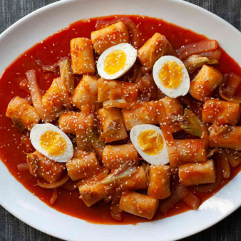 Tteokbokki (Spicy Korean Rice Cakes)