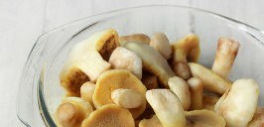 1. Этап. Грибной суп из маслят: Грибы очищаем и промываем под водой.