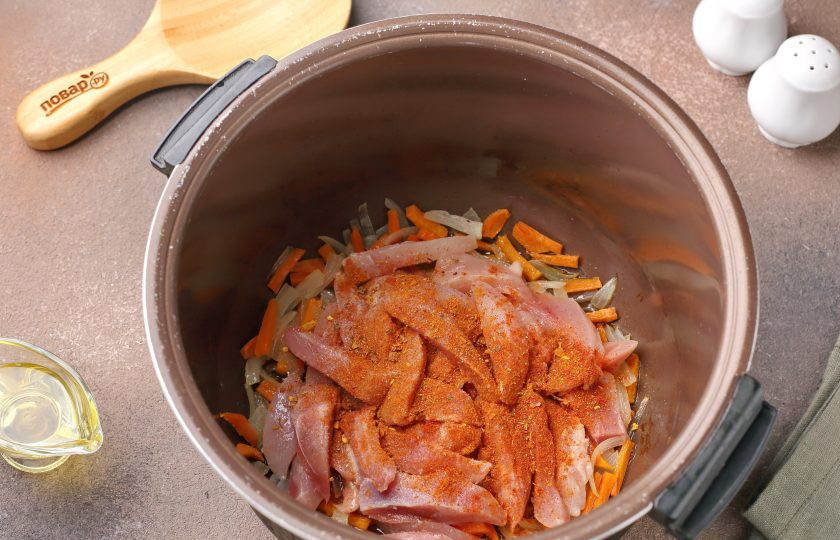 1. Этап. Фунчоза с курицей в мультиварке: Добавьте нарезанное филе, соль и специи по вкусу. Я добавляю примерно 1/2 ст.л. паприки, чёрный молотый перец, смесь для курицы и немного смеси специй для приготовления моркови по-корейски (она придаёт лёгкую остроту и пикантность самому блюду).