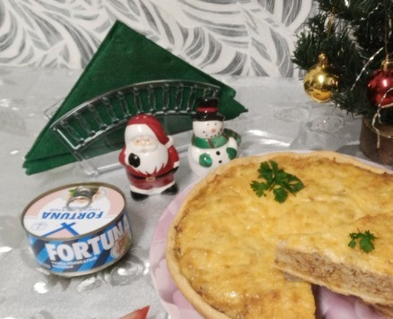 1. Этап. Пирог с консервированным тунцом: Слегка остывший пирог украсить листиками петрушки, нарезать порционно и подать к столу.