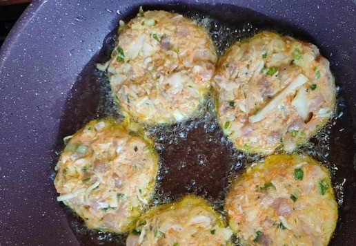 1. Этап. Овощные оладьи с мясом: Формирую оладьи мокрыми руками, так они получаются более аккуратные. Если тесто жидковато выкладываю ложкой на сковороду. Отправляю оладьи в раскаленное масло на средний огонь