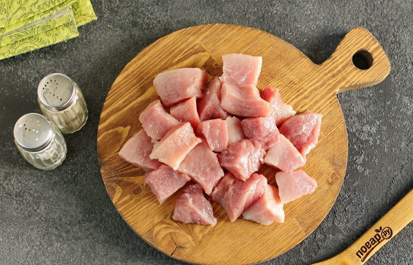 1. Этап. Каша с машем, рисом и мясом: Мясо нарежьте небольшими кусочками.