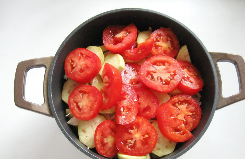 1. Этап. Домляма с курицей: Помидоры нарежьте кружками и выложите сверху. Посолите.