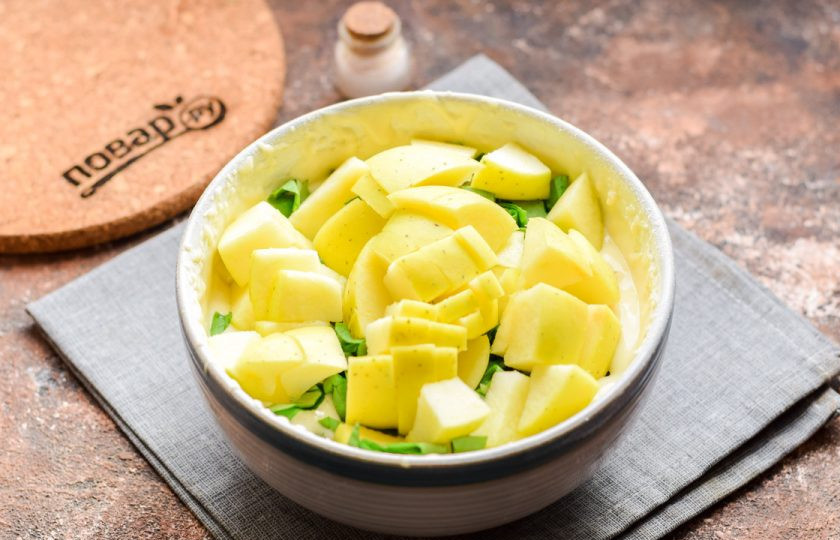 1. Этап. Пирог с яблоками и щавелем: Также очистите и нарежьте кубиками яблоко. Добавьте яблоко в тесто. Перемешайте все.