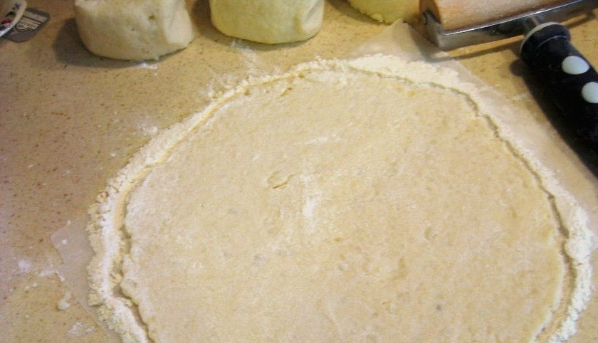 1. Этап. Лефсе: 5. Отщипываем от каждой тесто, раскатываем его в лепешку примерно в полсантиметра толщиной.