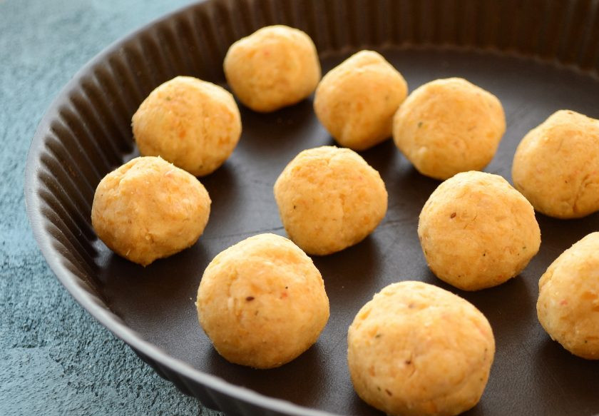 1. Этап. Постный фалафель: Из нутового фарша скатайте небольшие шарики, переложите их в форму для запекания. Отправьте фалафель в духовку на 30 минут при температуре 200 градусов.