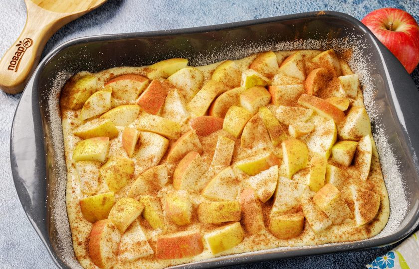 1. Этап. Заливной пирог на кефире с яблоками: Посыпьте яблоки корицей.