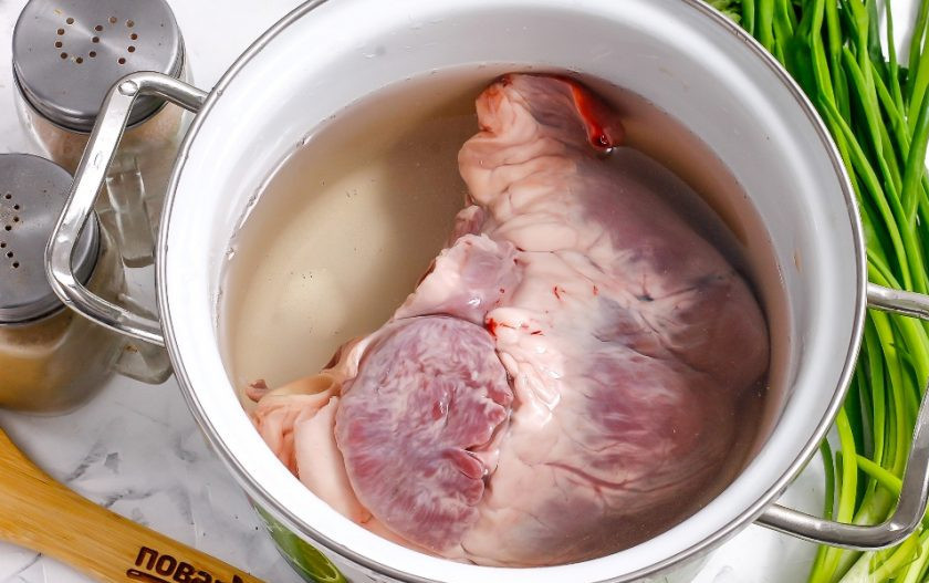 1. Этап. Салат из свиного сердца: Свиное сердце разрежьте пополам, тщательно промойте, вымывая кровь из протоков, выложите в кастрюлю. Влейте теплую воду и поместите емкость на плиту, отваривая субпродукт в течение 1 часа. Обязательно удалите образовавшуюся пену. Отварите куриные яйца в течение 15 минут. И сердце, и отварные куриные яйца остудите примерно 15 минут на холоде.