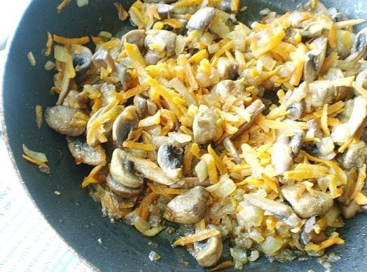 1. Этап. Перец, фаршированный грибами и рисом: Наливаем в нагретую сковороду 1-2 ложки растительного масла и слегка обжариваем грибы. Затем добавляем к ним лук, нарезанный кубиками и половину натертой моркови. Обжариваем до готовности лука и моркови.