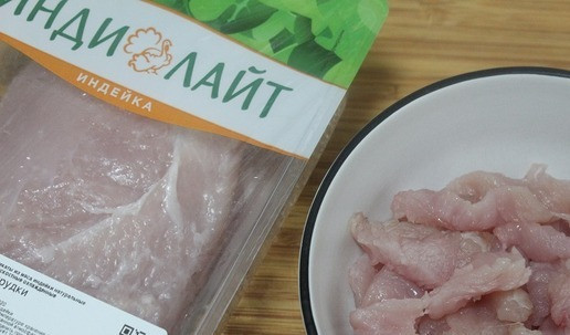 1. Этап. Биточки из индейки с грибами: Нарезать филе индейки небольшими кусочками Яйцо взбить вилкой.