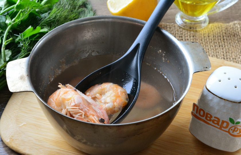 1. Этап. Салат с креветками, огурцами и яйцами: В кипящую воду выложите креветки, добавьте чуть соли и варите морепродукты 3-4 минуты.