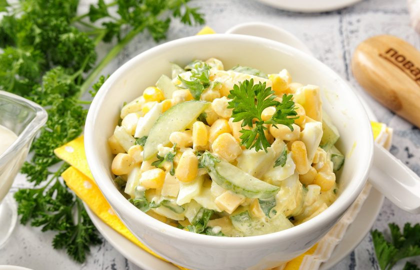 1. Этап. Салат с кукурузой, огурцом и сыром: Салат с кукурузой, огурцом и сыром готов. Приятного аппетита!