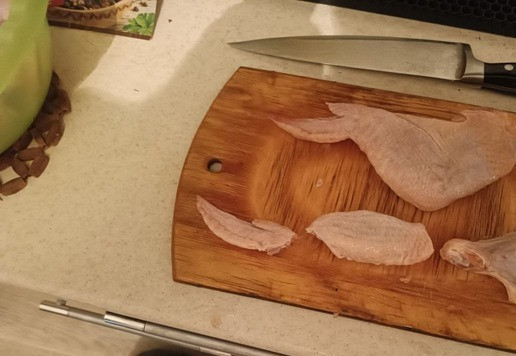 1. Этап. Куриные крылышки во фритюре: Крылья разделываем по суставам на три части. У меня парочка маленьких частей куда то пропали...