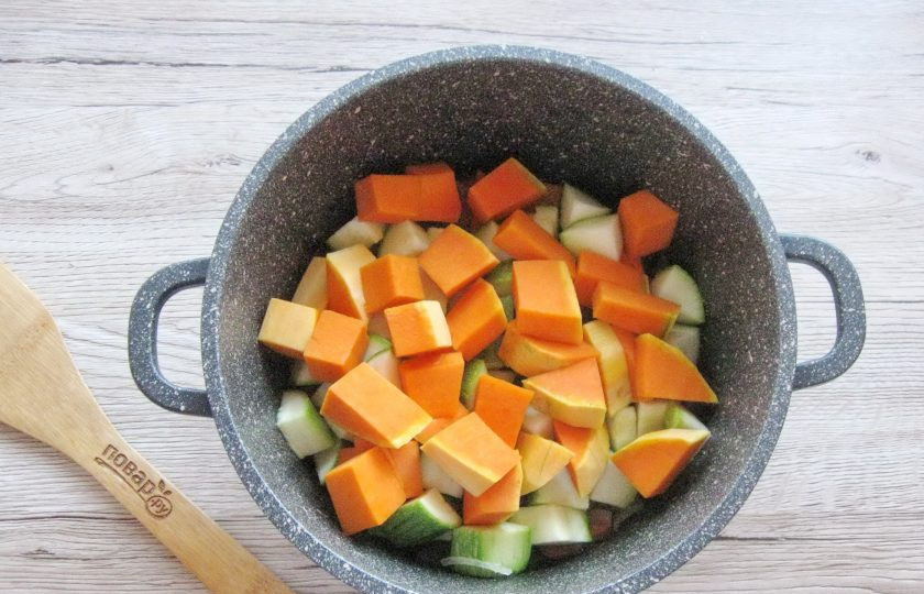 1. Этап. Овощное рагу с тыквой и кабачками: Тыкву очистите, ополосните и нарежьте произвольно, но не крупно. Добавьте в кастрюлю к остальным ингредиентам.