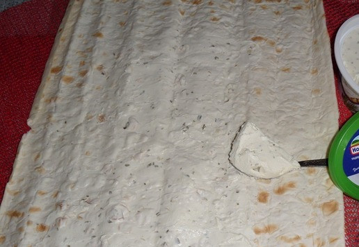 1. Этап. Шаурма с грибами и сыром: На лаваш выкладываем 1 ч. л. с горкой творожного сыра с зеленью ТМ 