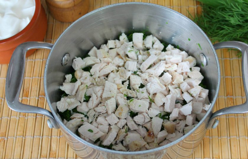 1. Этап. Холодный суп из шпината: Готовую куриную грудку режем небольшими кусочками и добавляем к зелени.