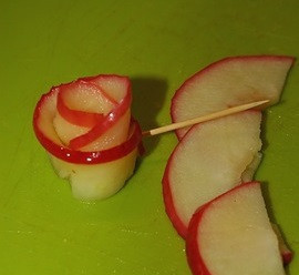 1. Этап. Торт Букет роз: 3. Когда яблоки немного остынут, их аккуратно разрезать пополам. Теперь можно приступать к основному процесс - делать розочки. Для этого нужно соединить несколько ломтиков, закрутить их и скрепить при помощи зубочистки.