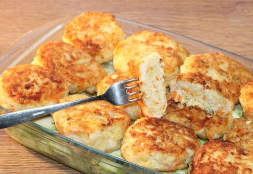 1. Этап. Куриные котлеты на кабачковой подушке: 12. Приготовленные котлеты раскладываем на кабачковой 