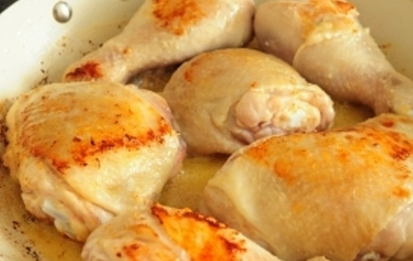 1. Этап. Курица по-английски: В сковороду кладем кусочек сливочного масла и растапливаем его. Обжариваем курица на сковороде со всех сторон до румяной корочки.