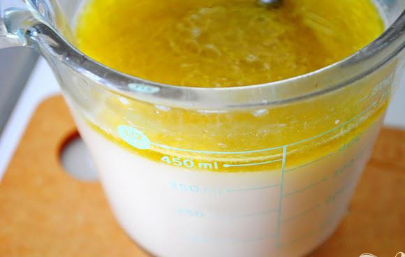 1. Этап. Хлеб с луком и розмарином: 2. Налить теплую воду в миску. Насыпать дрожжи сверху. Добавить мед и 3 столовых ложки оливкового масла. Осторожно перемешать вилкой. Отложить в сторону.