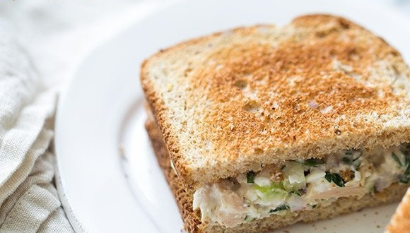 1. Этап. Лучший сэндвич с тунцом: 3. Выложите небольшое количество салата на один ломтик хлеба, накройте вторым. Повторите с оставшимися ломтиками и подавайте сразу.