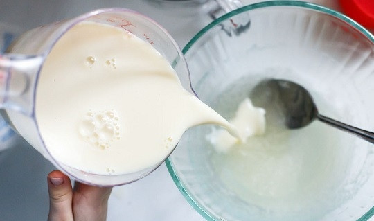 1. Этап. Низкокалорийный торт: 5. Соедините нежирный натуральный йогурт со сгущенкой. Вылейте в желатин примерно 1/4 часть, перемешайте.