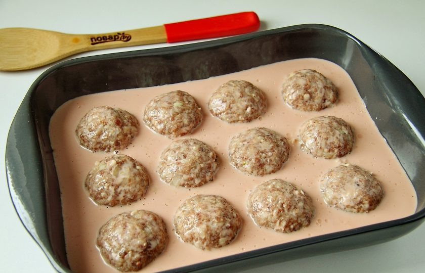 1. Этап. Тефтели в томатно-сливочном соусе: Полейте каждую тефтелю готовым соусом, а затем заполните форму так, чтобы тефтели были видны практически наполовину. Если соуса будет недостаточно, добавьте немного горячей воды и аккуратно перемешайте.