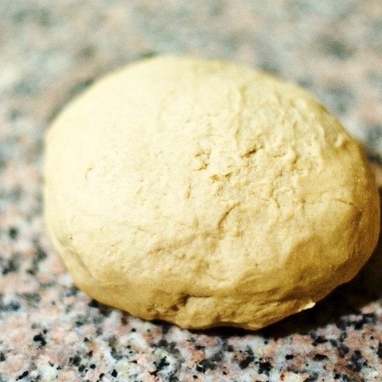 1. Этап. Итальянская пицца Маргарита: Месить тесто нужно двумя руками и достаточно долго, около 10 минут. Из хорошо замешенного теста скатываем шар.