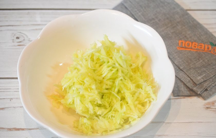 1. Этап. Оладьи из кабачков и картофеля: 2. Натрите на терке и соедините обе массы. Посолите, оставьте на 5 минут, затем отожмите.