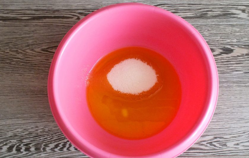 1. Этап. Кекс на кефире с малиной: Растопите сливочное масло. Добавьте сахар. Перемешайте.