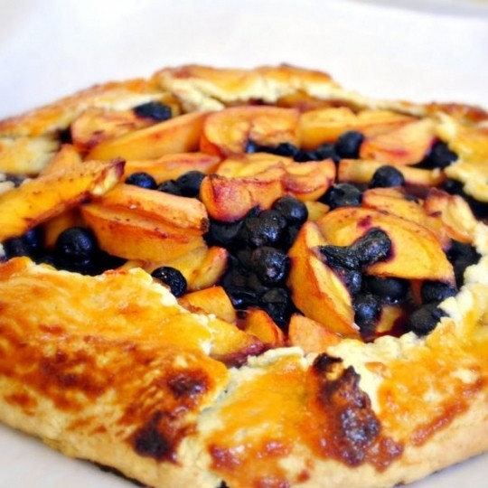 1. Этап. Пирог с черникой и персиками по-деревенски: Ставим в духовку, разогретую до 175 градусов, и выпекаем около 50-55 минут до готовности.