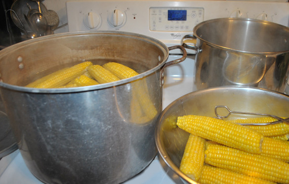 1. Этап. Консервированная кукуруза в початках на зиму: 3. Початки сладкой кукурузы надо отварить в неподсоленной воде в течение 5 минут.
