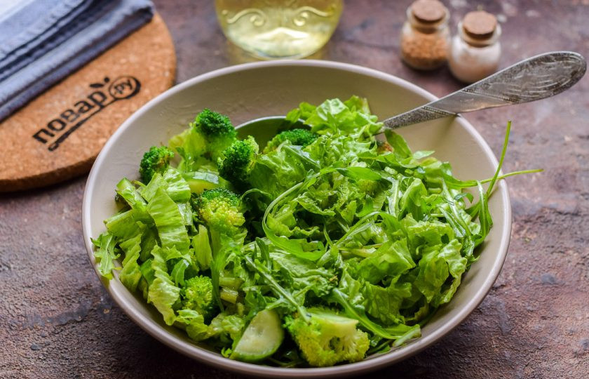 1. Этап. Салат Зелененький с брокколи: Перемешайте салат и подавайте к столу.