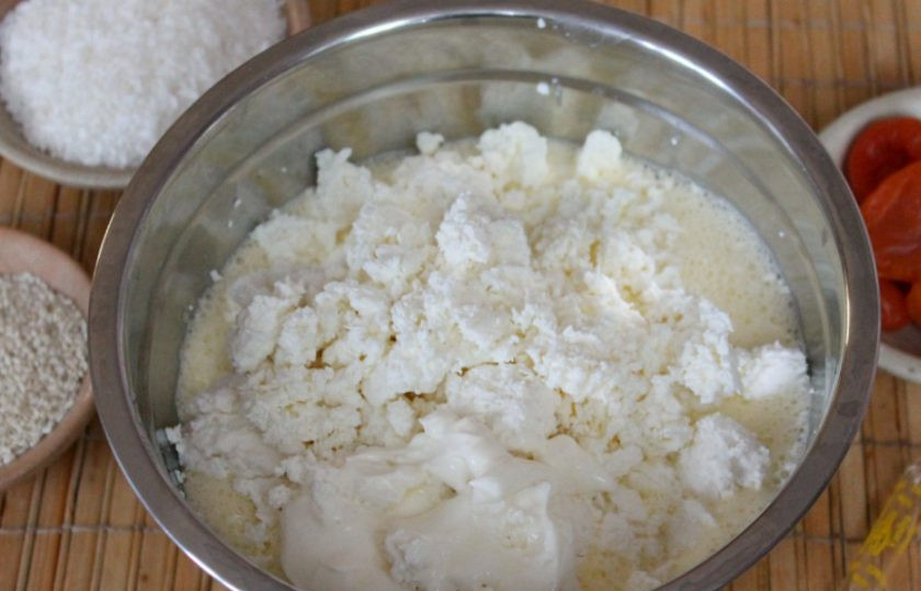 1. Этап. Творожная кето-запеканка: Добавляем творог и сметану. Все перемешиваем погружным блендером.