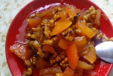 1. Этап. Варенье из айвы и грецких орехов: Кипящее варенье раскладываем по банкам и закатываем. Ну, и не забудем оставить для дегустации :)