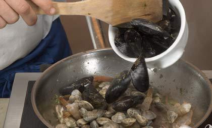 1. Этап. Суп из морепродуктов (Cacciucco alla livornese): Затем положить 300 г мидий.