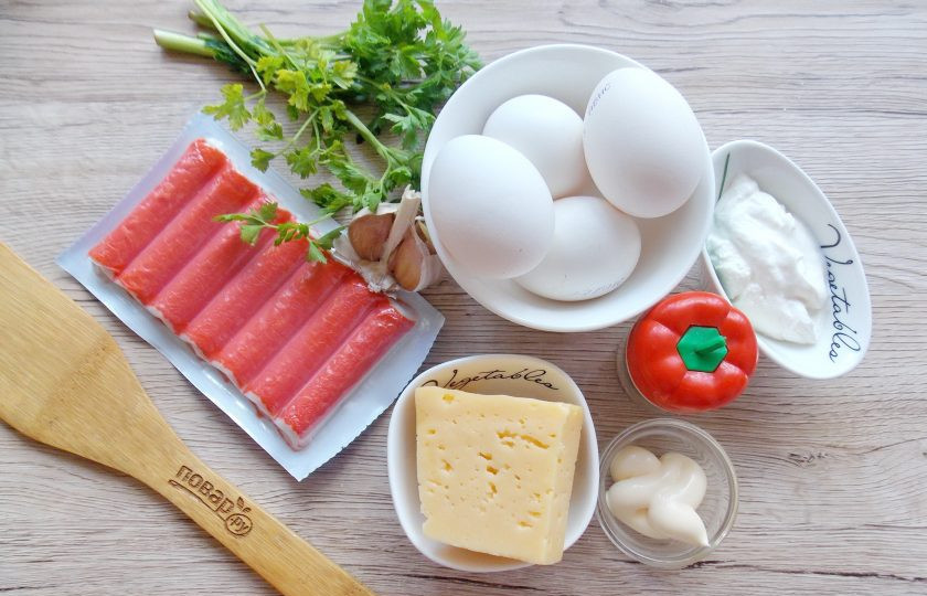 1. Этап. Яичные рулетики из крабовых палочек с сыром: Подготовьте ингредиенты для приготовления яичных рулетиков.