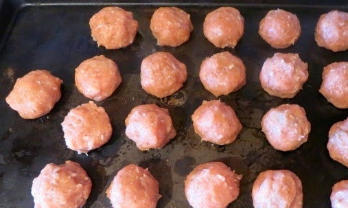 1. Этап. Фрикадельки с сюрпризом: 2. Аккуратно залепите и сформируйте вот такие фрикадельки.