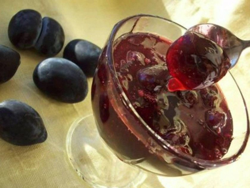 1. Этап. Сливовое варенье на скорую руку: 5. Несмотря на то, то варенье приготовлено на скорую руку, его вкус от этого неизменно вкусный. Лакомство с удовольствием кушают дети и взрослые вместе с чаем или используют варенье для выпечки.